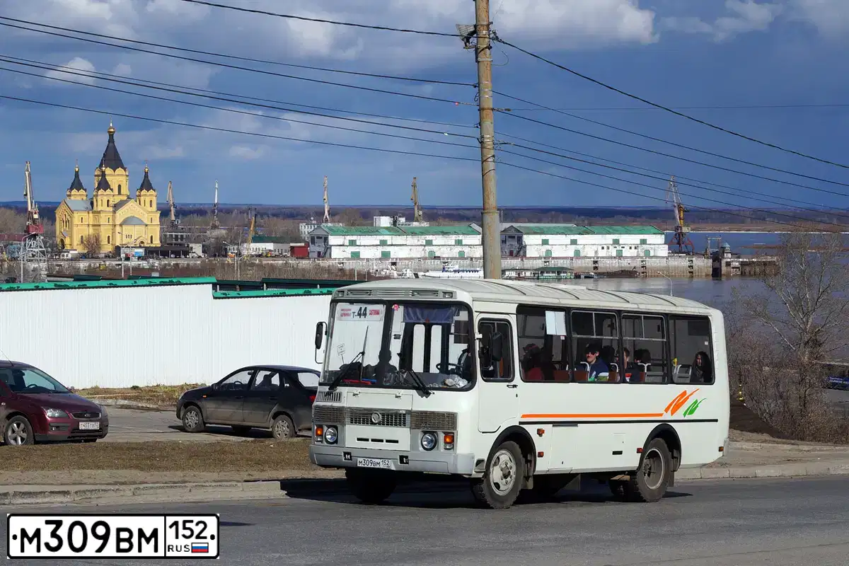 Фото автомобиля ПАЗ 3205, 2013 — госномер У233НА31. Цвет: Белый