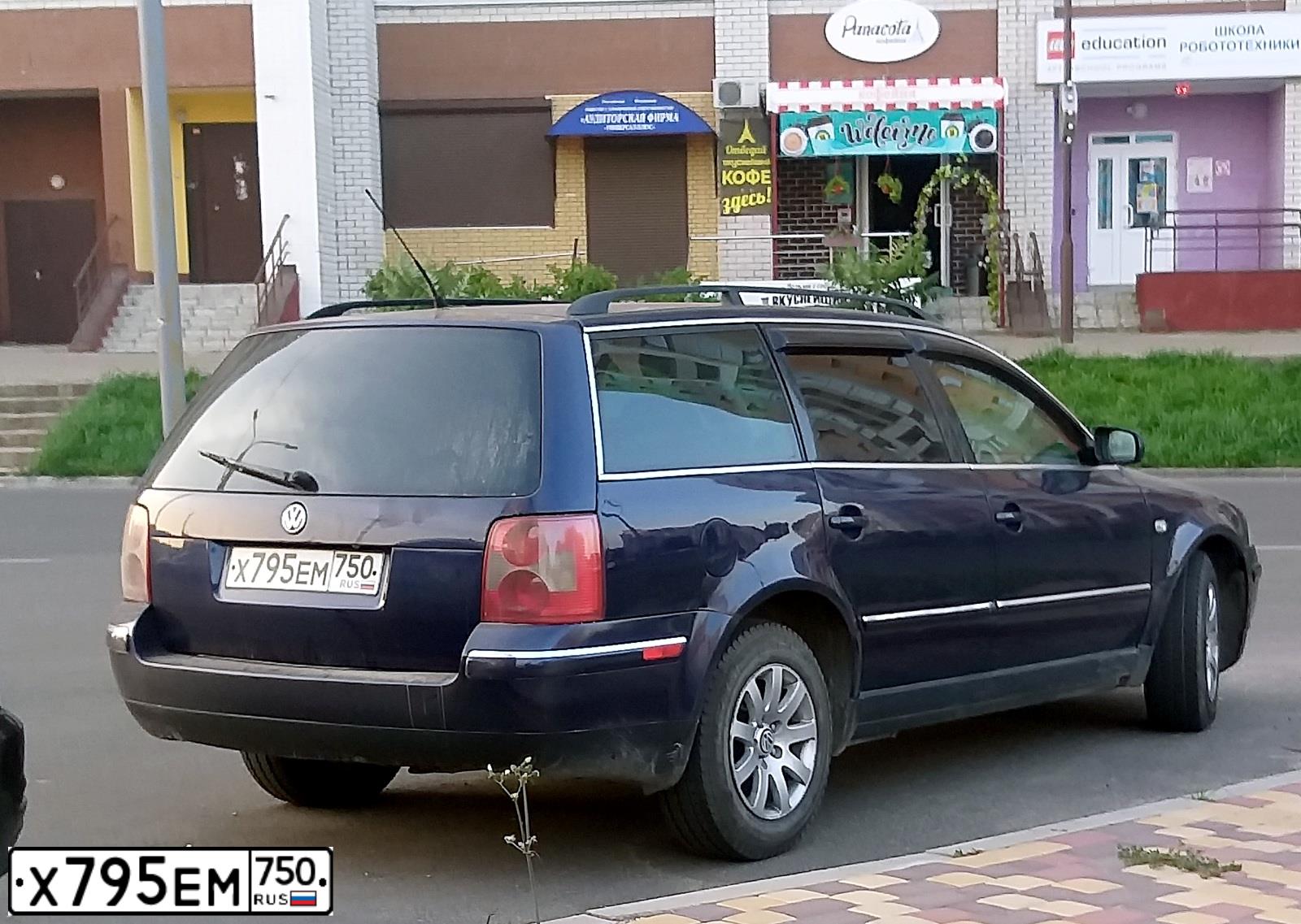 Фото автомобиля VOLKSWAGEN PASSAT, 2002 — госномер А167СС67. Цвет: синий