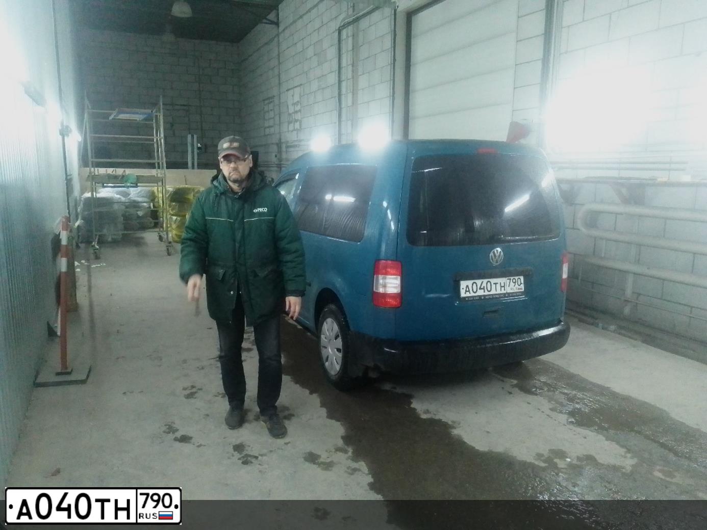 Фото автомобиля VOLKSWAGEN CADDY, 2006 — госномер А040ТН790. Цвет: ЗЕЛЕНЫЙ ТЕМНЫЙ