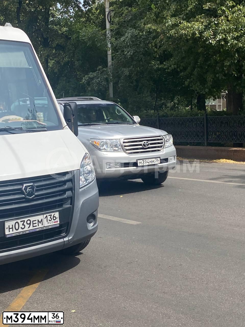 Фото автомобиля TOYOTA LANDCRUISER 200, 2011 — госномер М394ММ36. Цвет: Серебристый