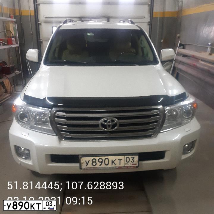 Фото автомобиля TOYOTA LANDCRUISER 200, 2014 — госномер У890КТ03. Цвет: БЕЛЫЙ