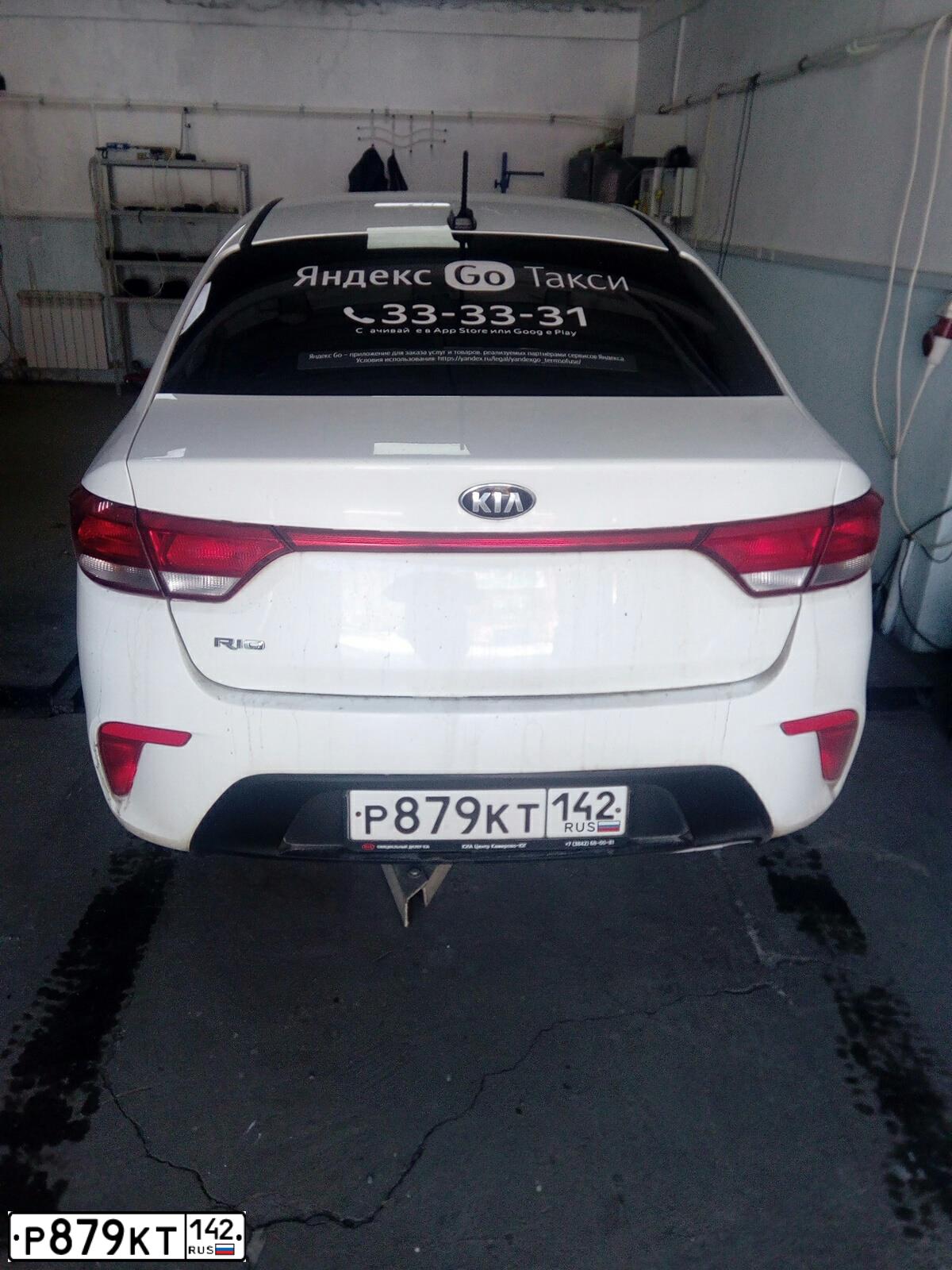 Фото автомобиля KIA RIO, 2020 — госномер Р879КТ142. Цвет: БЕЛЫЙ