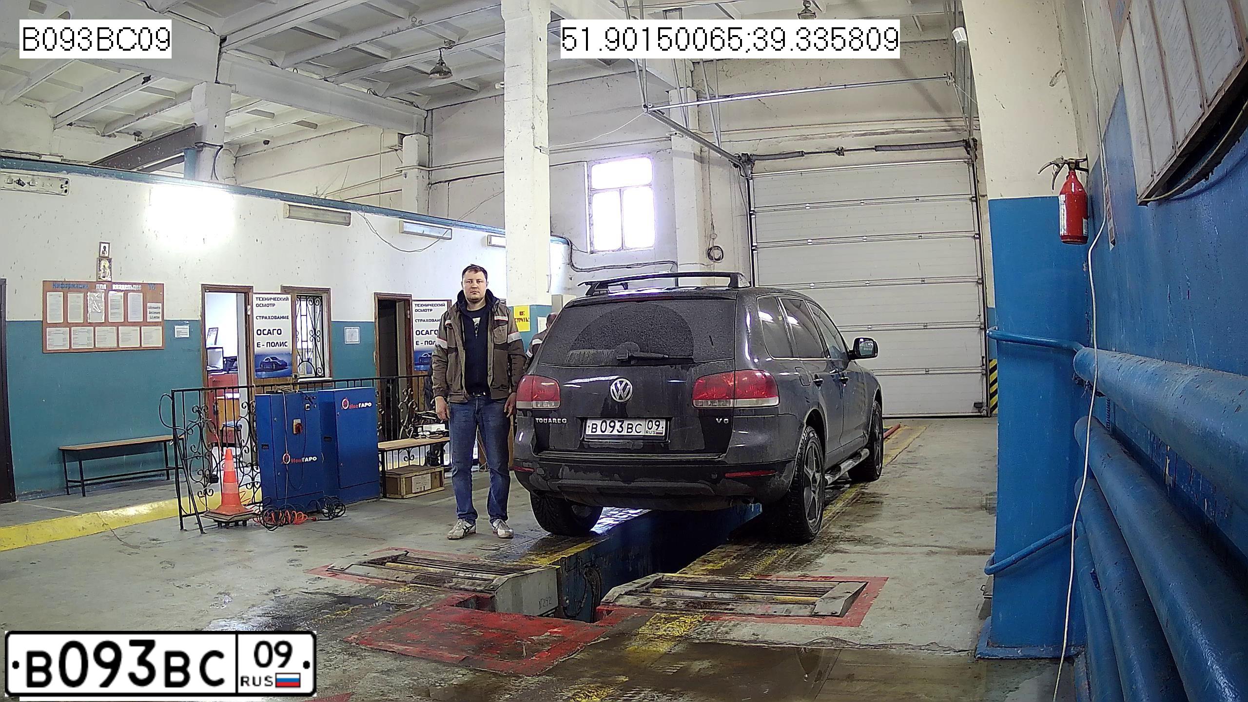Фото автомобиля VOLKSWAGEN TOUAREG, 2005 — госномер Н678МТ67