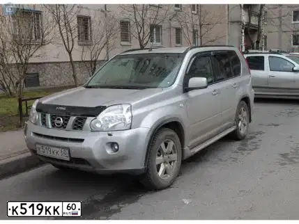 Фото автомобиля NISSAN X-TRAIL, 2009 — госномер О220АТ98. Цвет: Серебристый