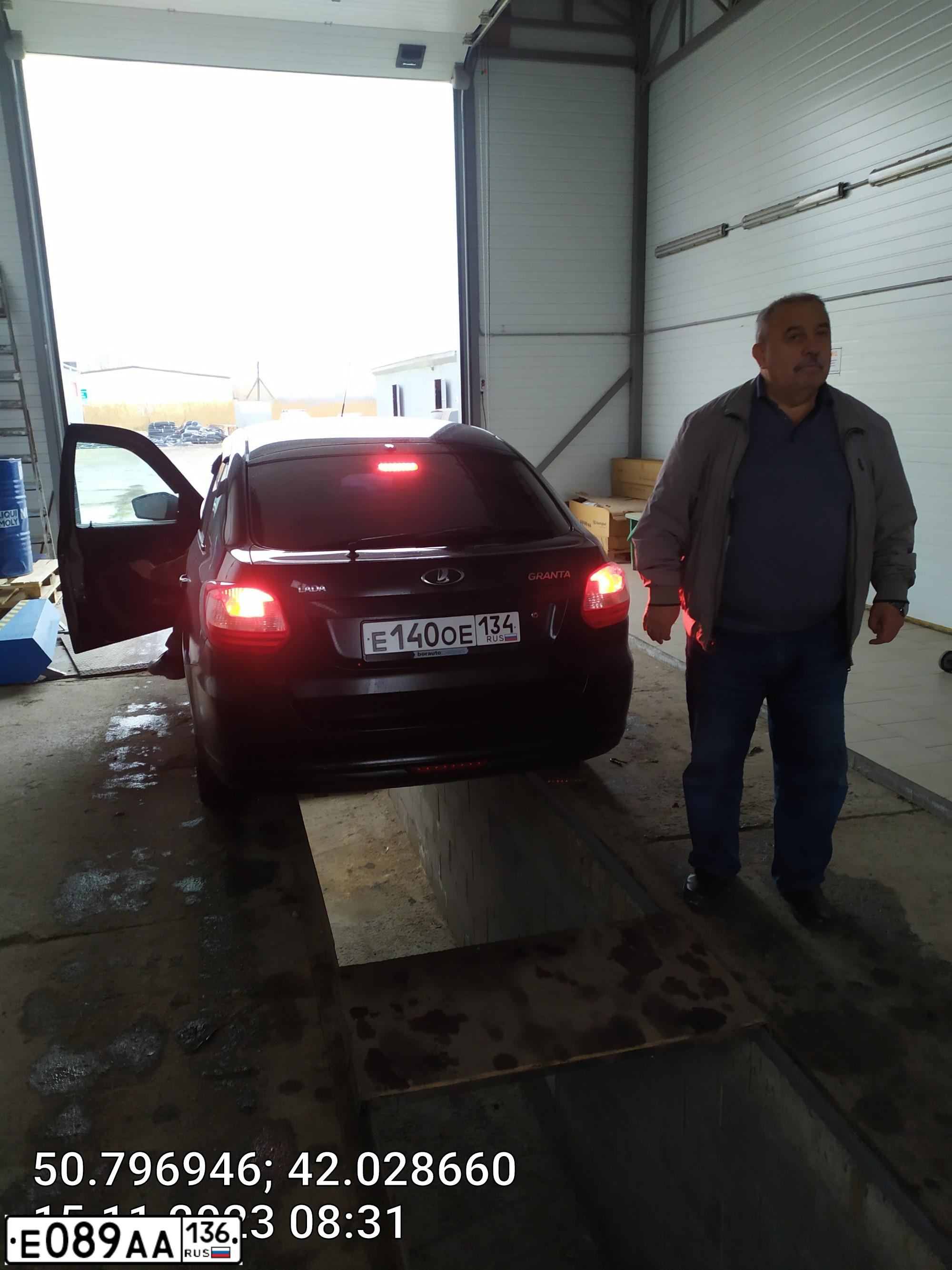 Фото автомобиля LADA 2191 GRANTA, 2015 — госномер Е140ОЕ134. Цвет: ЧЕРНЫЙ