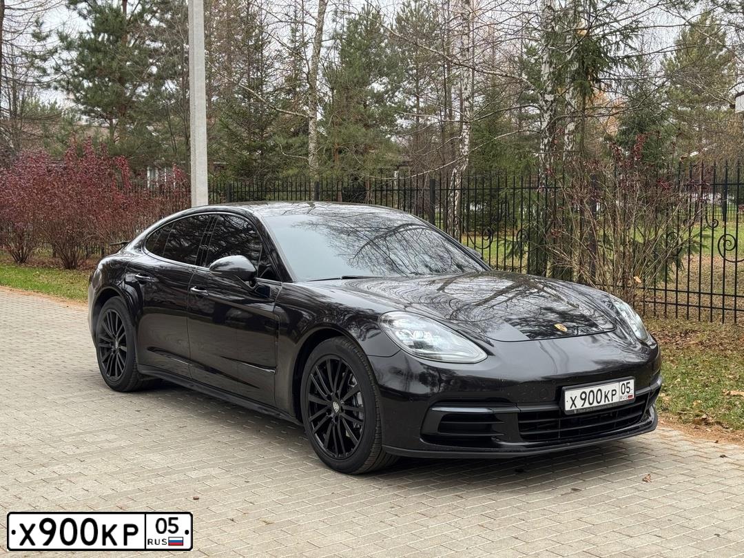 Фото автомобиля PORSCHE PANAMERA, 2017 — госномер Е555ЕВ126. Цвет: ЧЕРНЫЙ