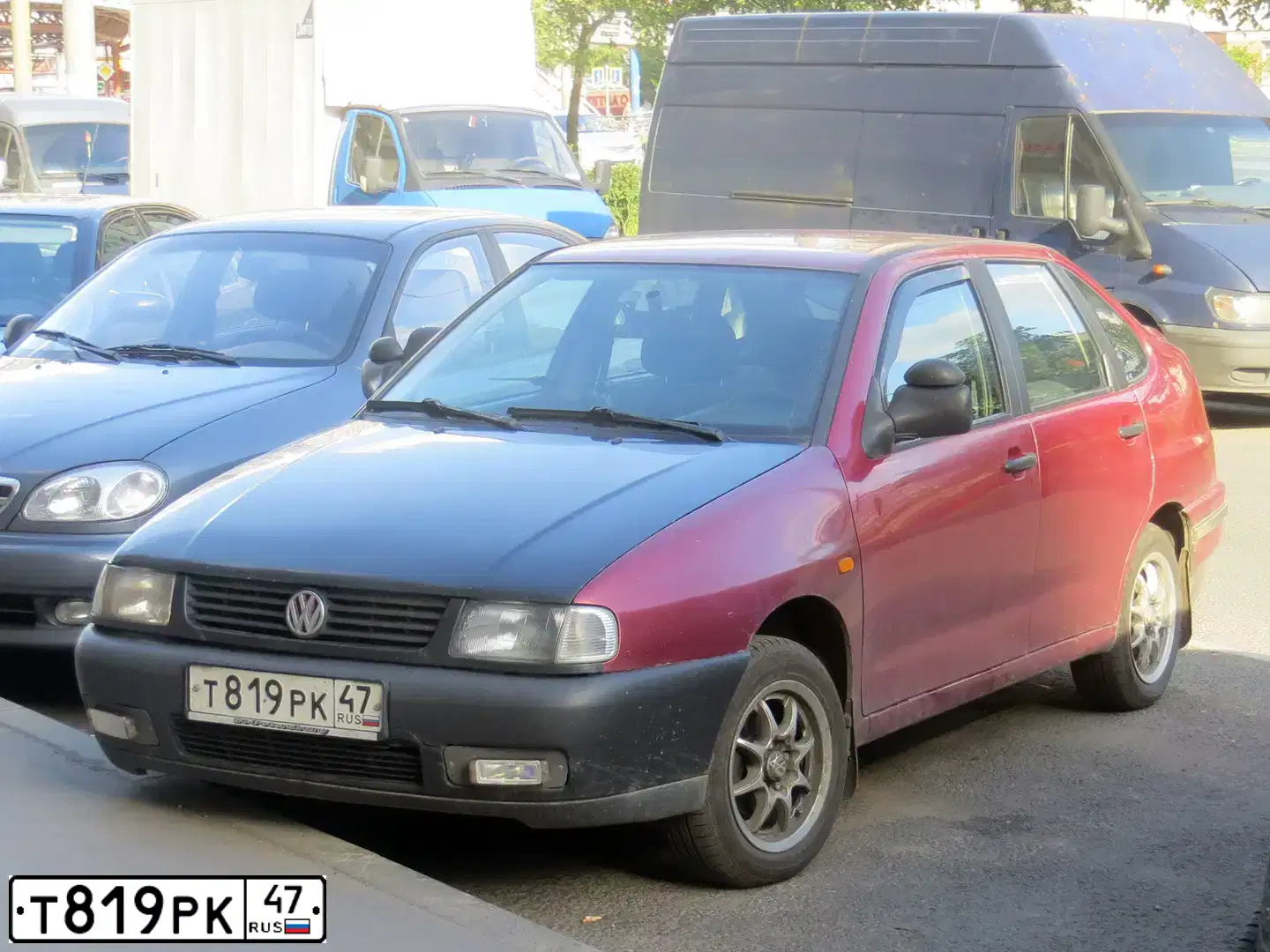 Фото автомобиля VOLKSWAGEN POLO, 1995 — госномер Т819РК47. Цвет: КРАСНЫЙ