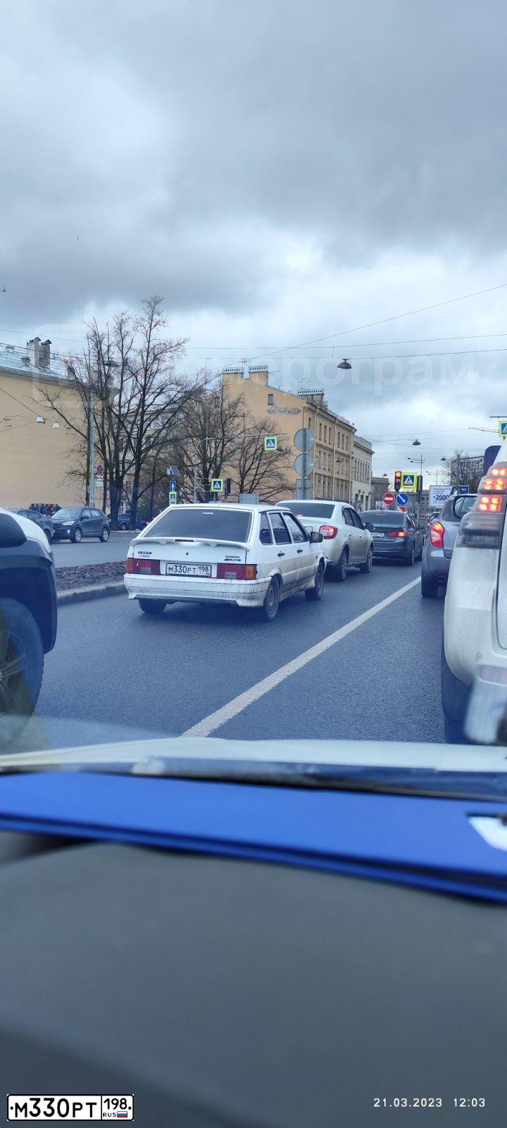 Фото автомобиля LADA 2114 SAMARA, 2005 — госномер М330РТ198. Цвет: МОЛОЧНО-БЕЛЫЙ СЕРЕБРИСТЫЙ