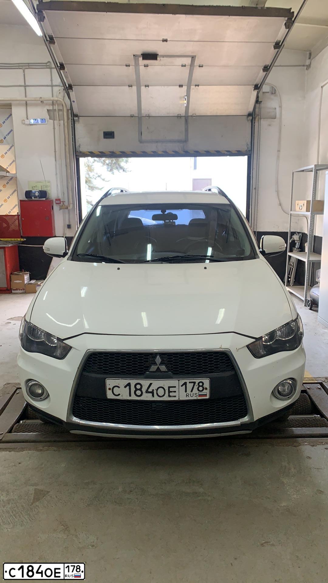Фото автомобиля MITSUBISHI OUTLANDER, 2011 — госномер С184ОЕ178. Цвет: БЕЛЫЙ