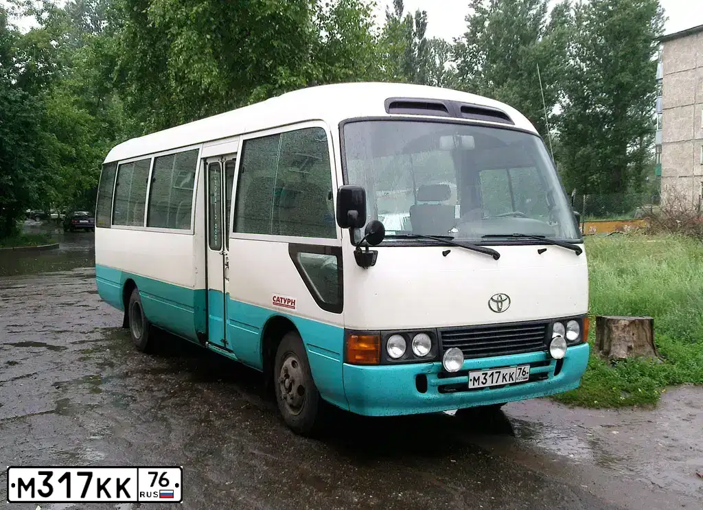 Фото автомобиля TOYOTA COASTER, 2003 — госномер М317КК76. Цвет: Белый