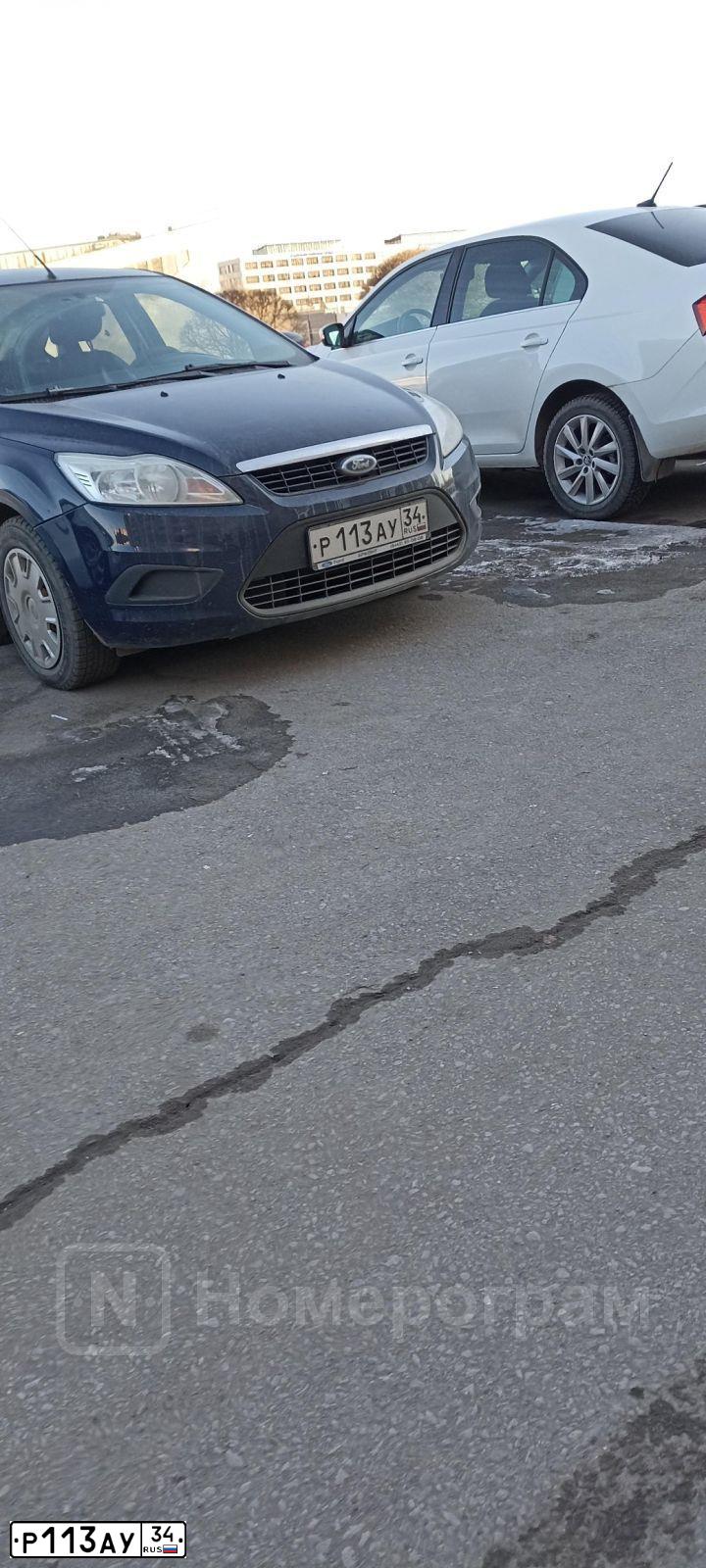 Фото автомобиля FORD FOCUS, 2010 — госномер Р113АУ34. Цвет: ТЕМНО СИНИЙ