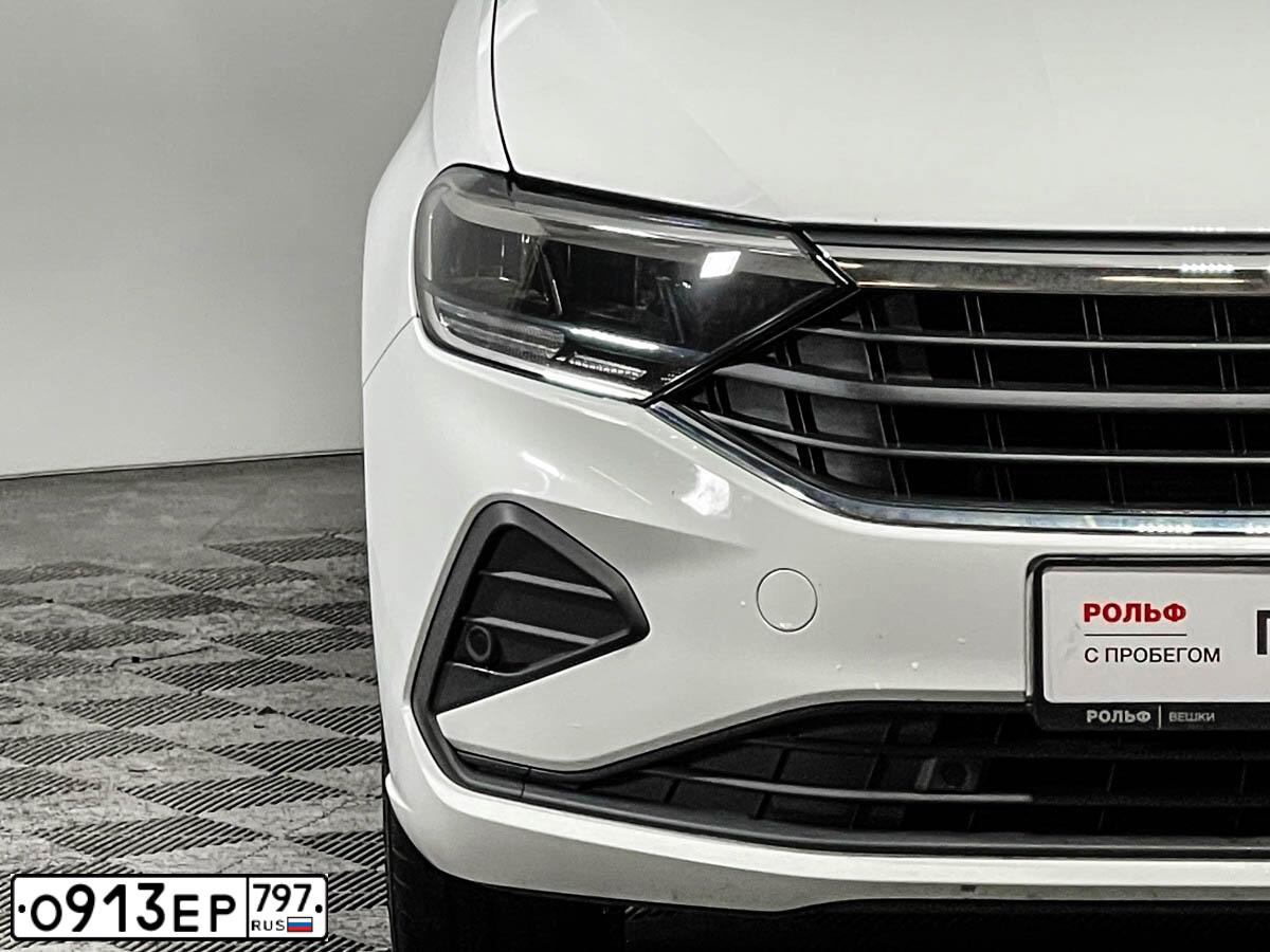 Фото автомобиля VOLKSWAGEN POLO, 2021 — госномер В685УВ790. Цвет: БЕЛЫЙ-ЧЕРНЫЙ
