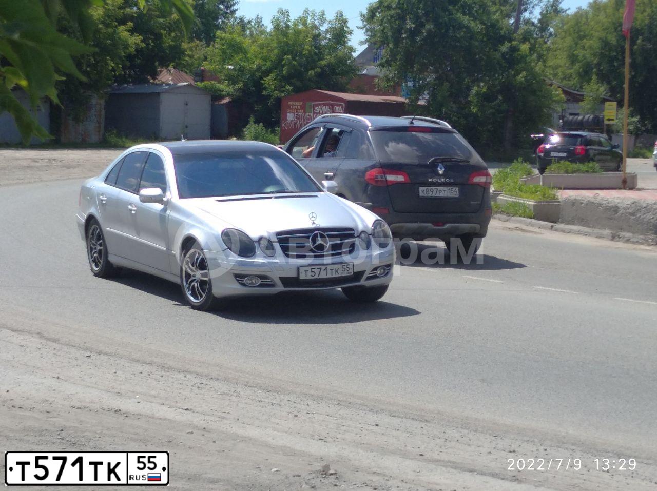 Фото автомобиля MERCEDES-BENZ E200 СDI, 2007 — госномер Р601АК154. Цвет: Серебристый
