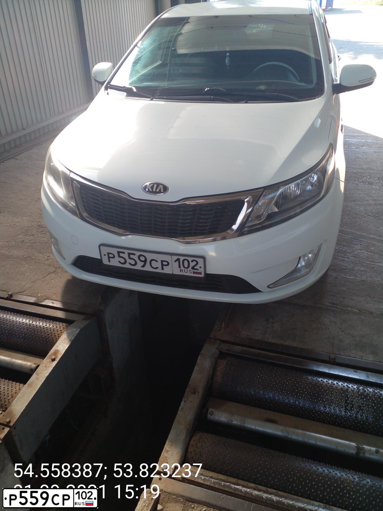 Фото автомобиля KIA RIO, 2014 — госномер М611НР702. Цвет: Белый