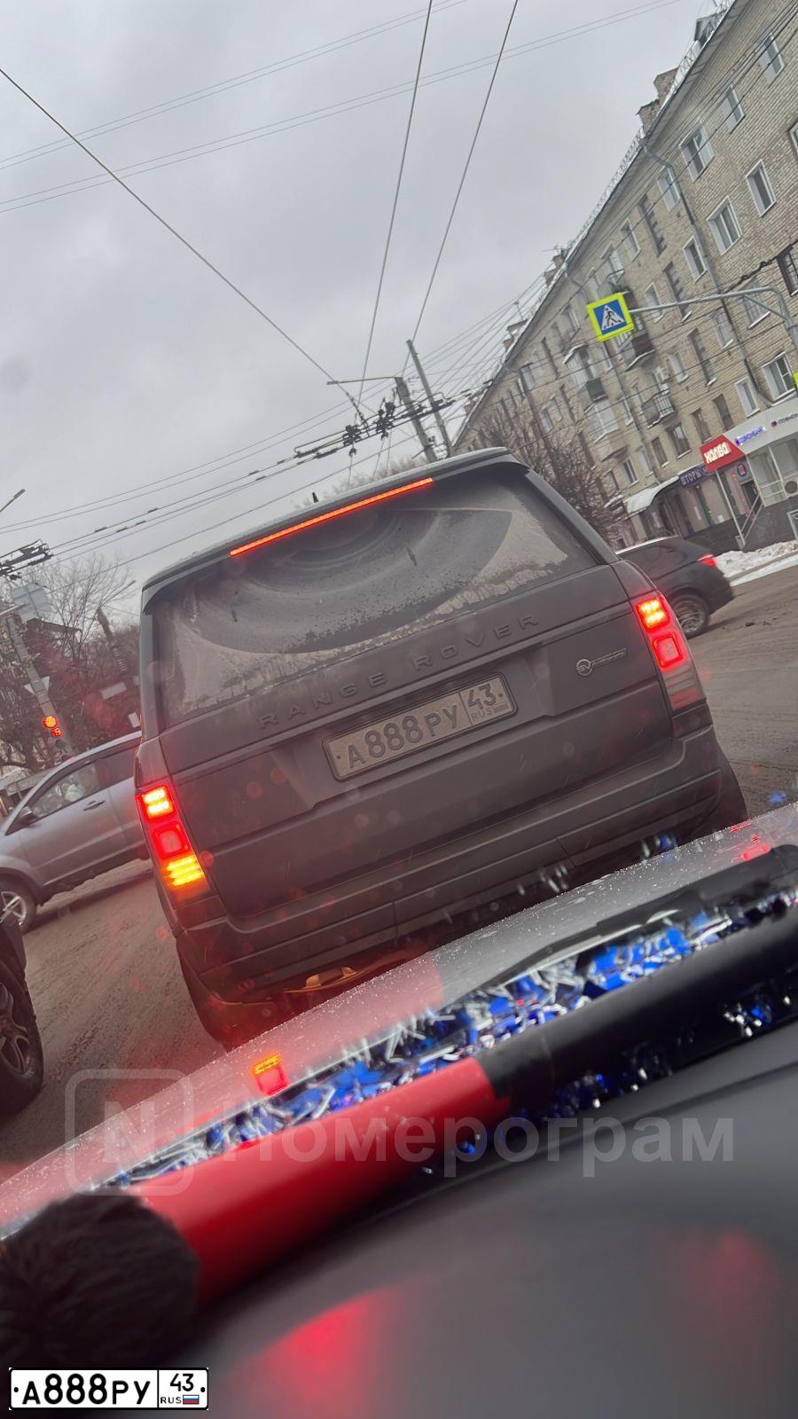 Фото автомобиля NISSAN PATROL, 1990 — госномер А888РУ43. Цвет: Темно-зеленый