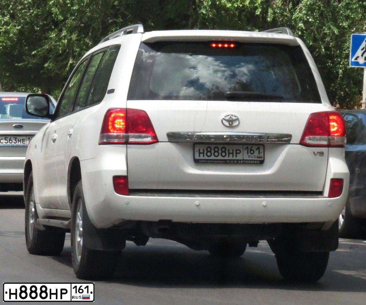 Фото автомобиля TOYOTA LANDCRUISER 200, 2011 — госномер Н888НР161. Цвет: БЕЛЫЙ