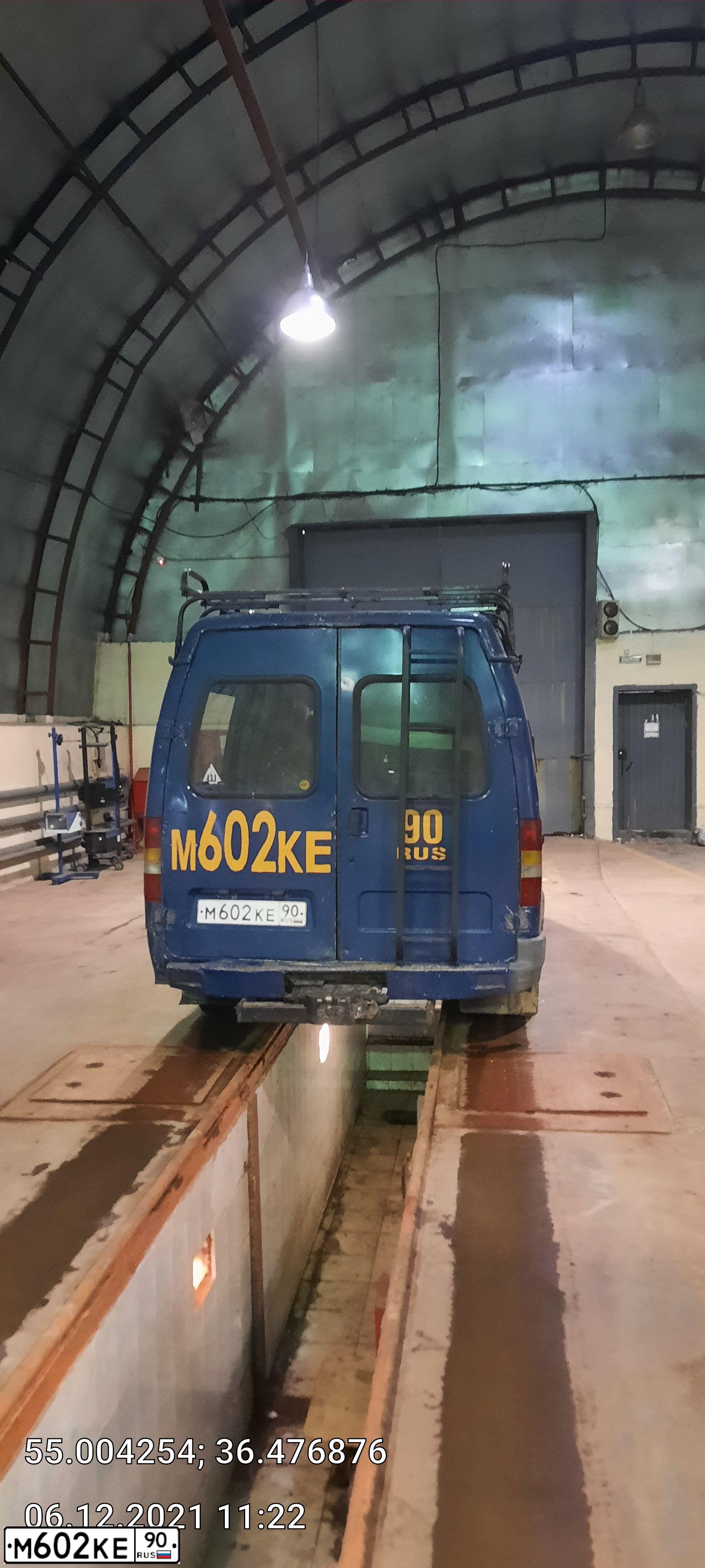 Фото автомобиля GAZ 2705 EL, 2002 — госномер М602КЕ90. Цвет: СИНИЙ