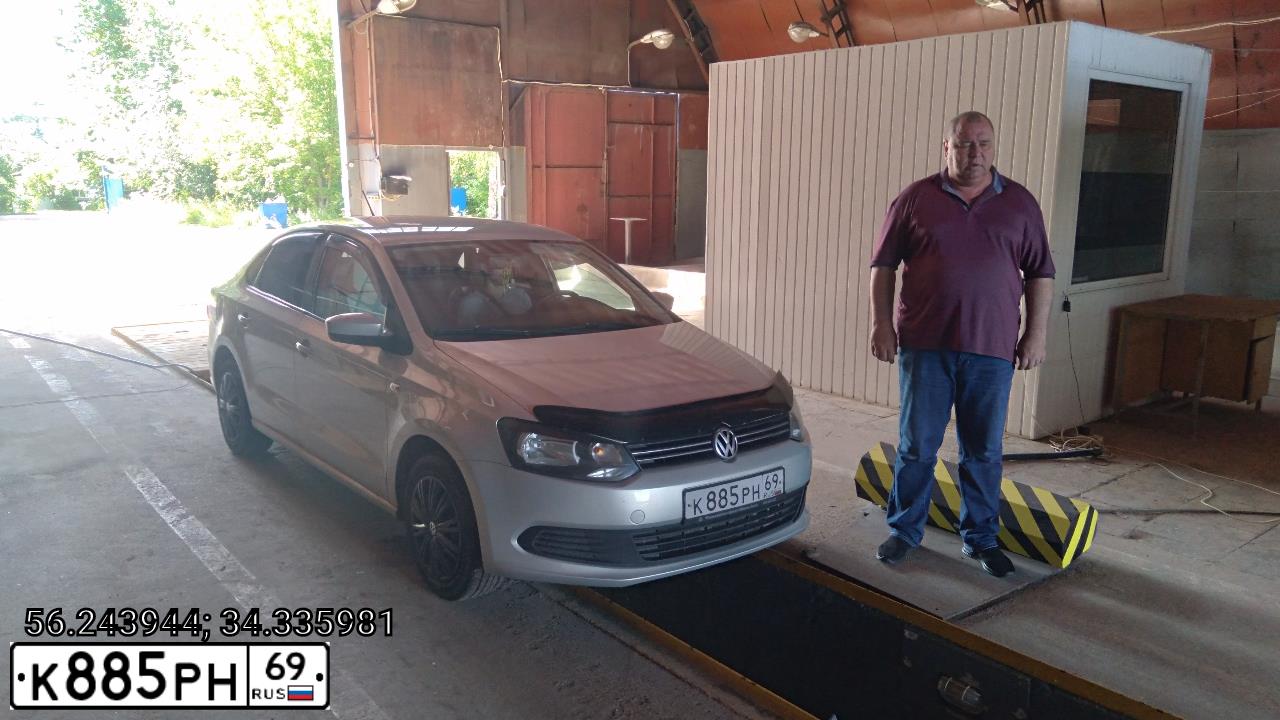 Фото автомобиля VOLKSWAGEN POLO, 2013 — госномер К885РН69. Цвет: Серебристо-Желтый