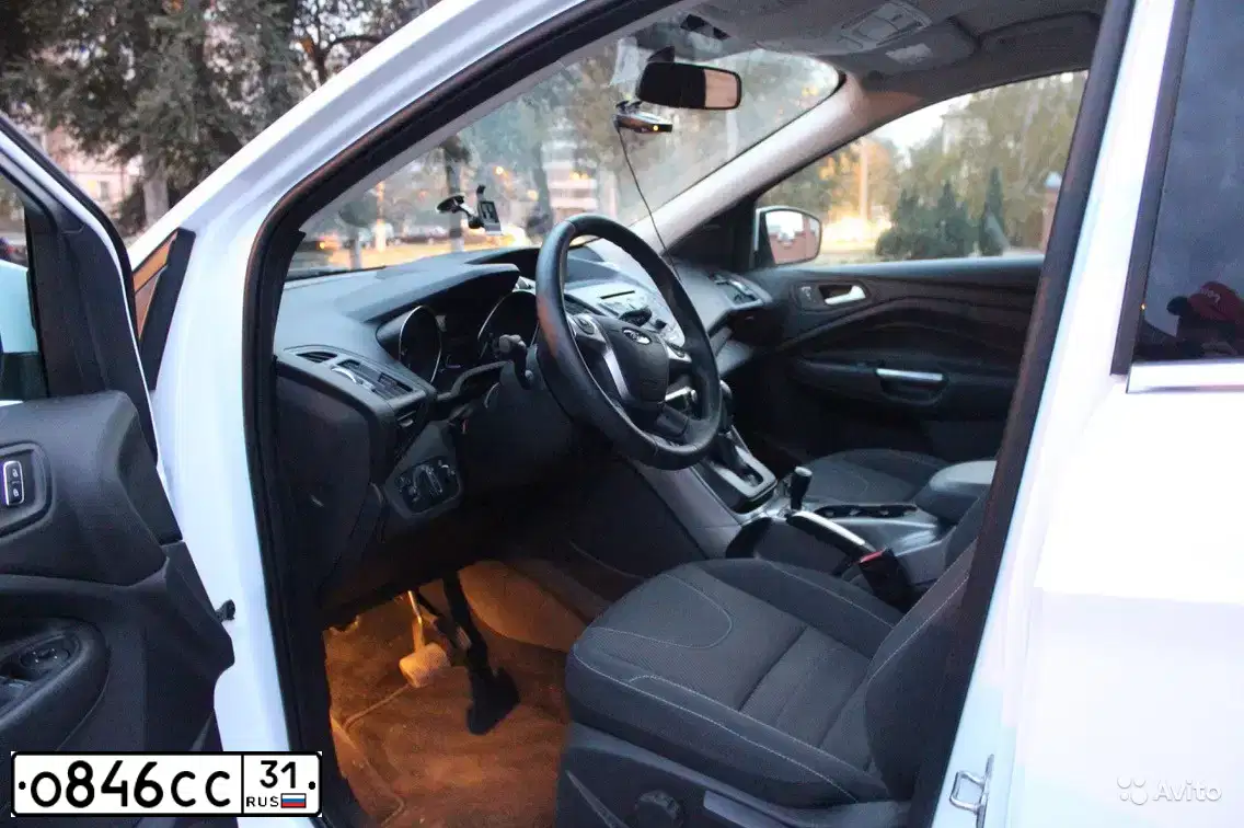 Фото автомобиля FORD KUGA, 2015 — госномер О587ХХ31. Цвет: БЕЛЫЙ