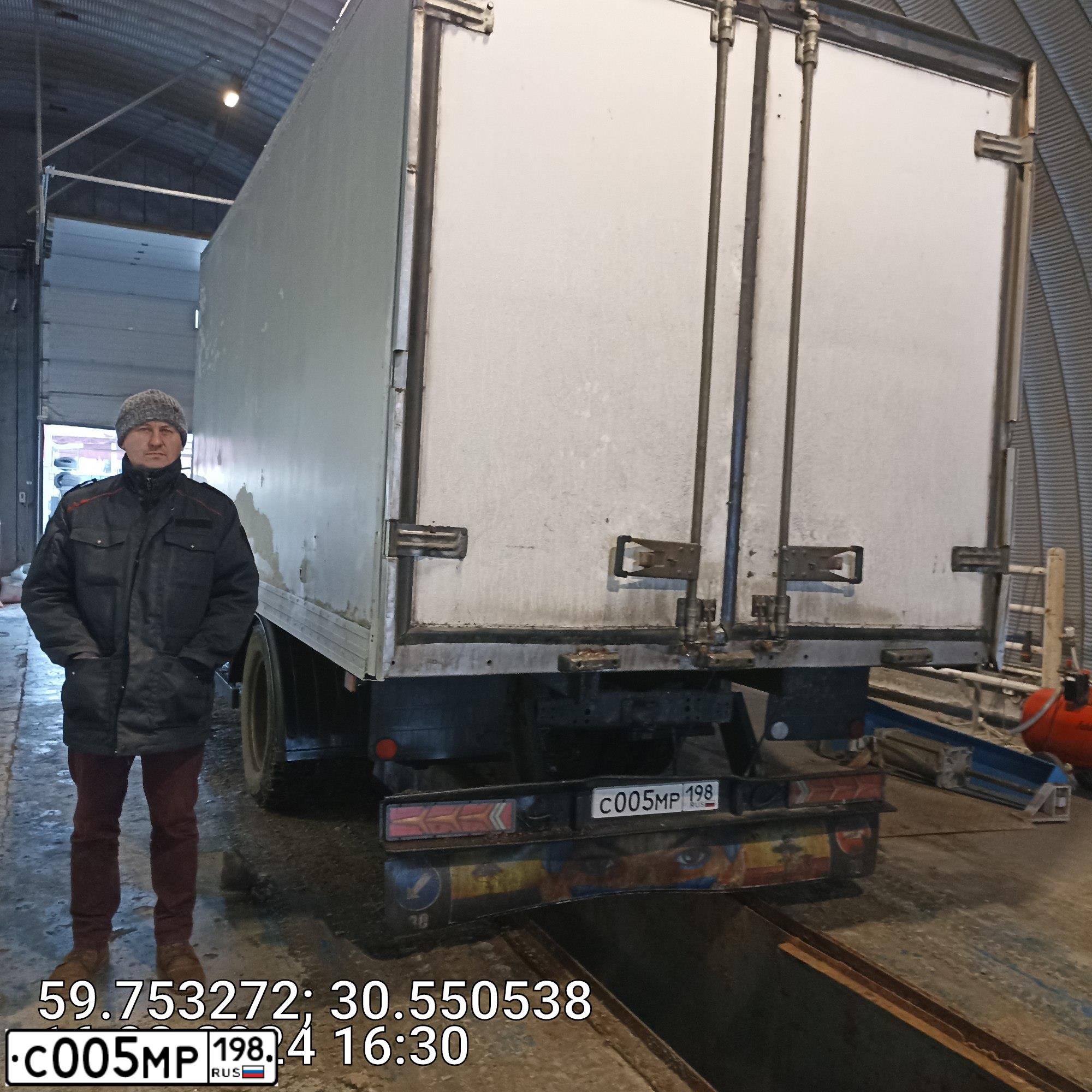 Фото автомобиля GAZ GAZON NEXT, 2015 — госномер С005МР198. Цвет: СЕРЫЙ
