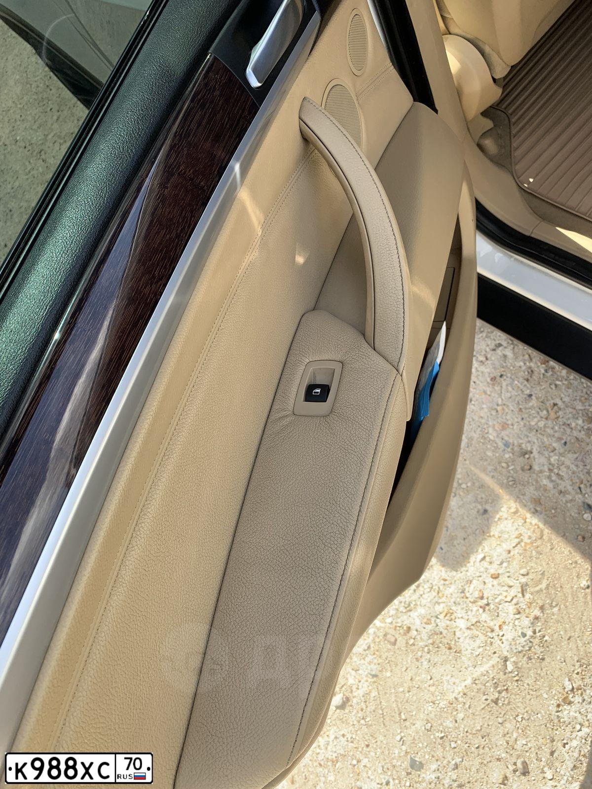 Фото автомобиля BMW X5, 2008 — госномер К988ХС70. Цвет: Белый