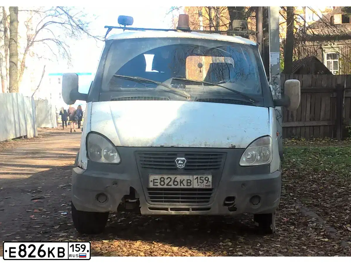 Фото автомобиля GAZ 3302 GAZEL, 2003 — госномер Е826КВ159. Цвет: СНЕЖНО-БЕЛЫЙ