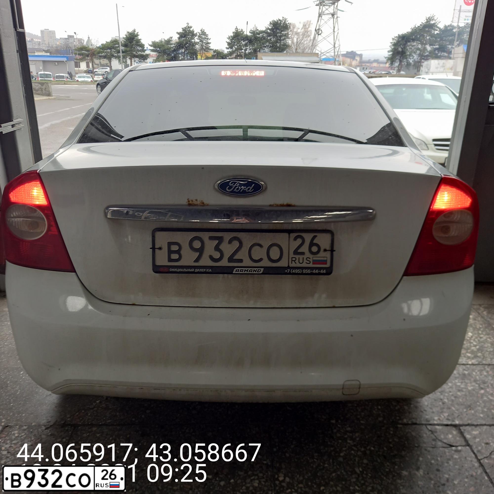 Фото автомобиля FORD FOCUS, 2008 — госномер В932СО26. Цвет: БЕЛЫЙ