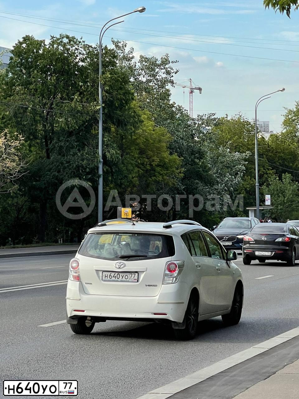 Фото автомобиля TOYOTA VERSO, 2012 — госномер Н640ОУ77. Цвет: Белый