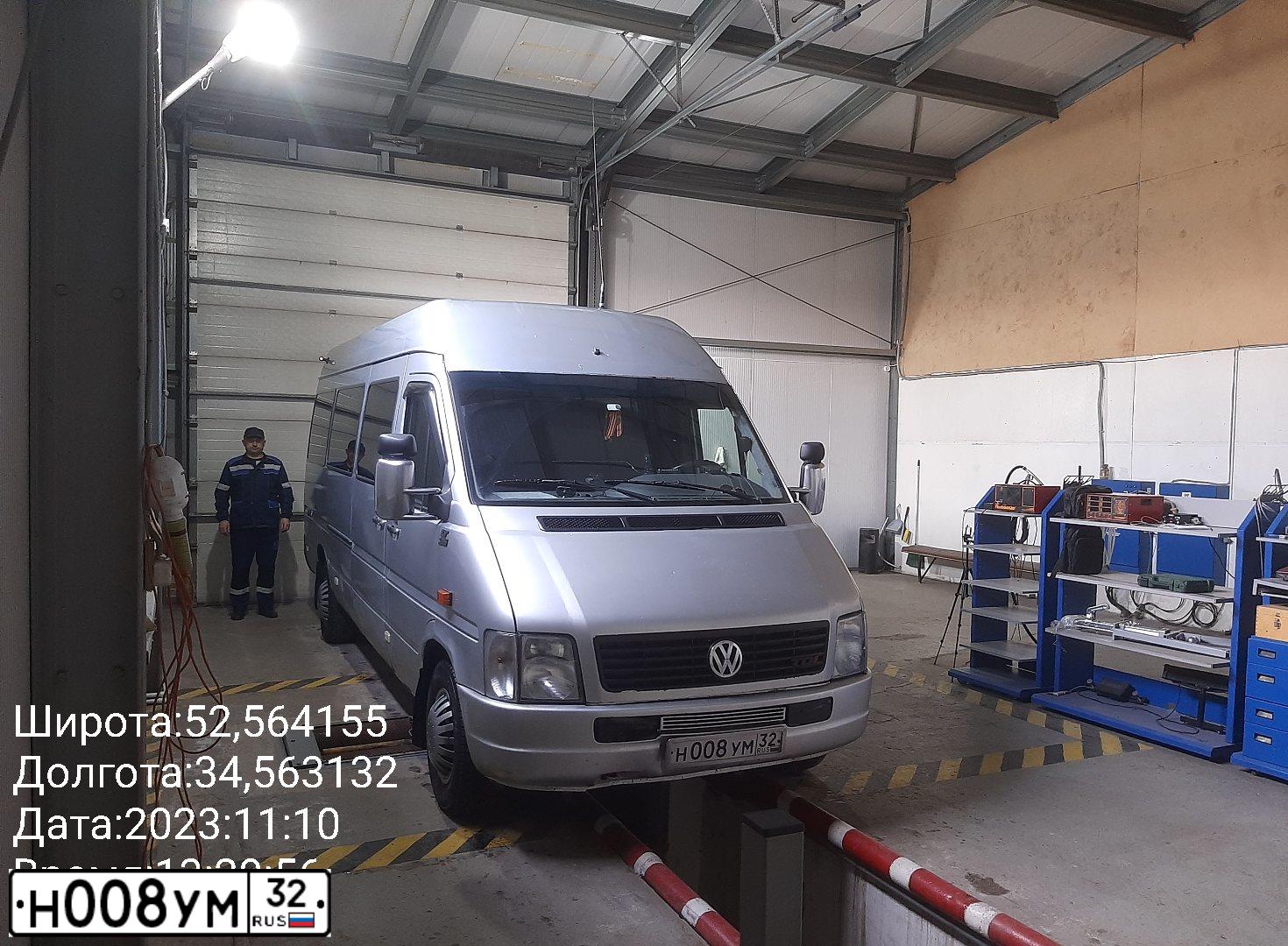 Фото автомобиля VOLKSWAGEN LT, 2004 — госномер Н008УМ32. Цвет: СЕРЕБРИСТЫЙ