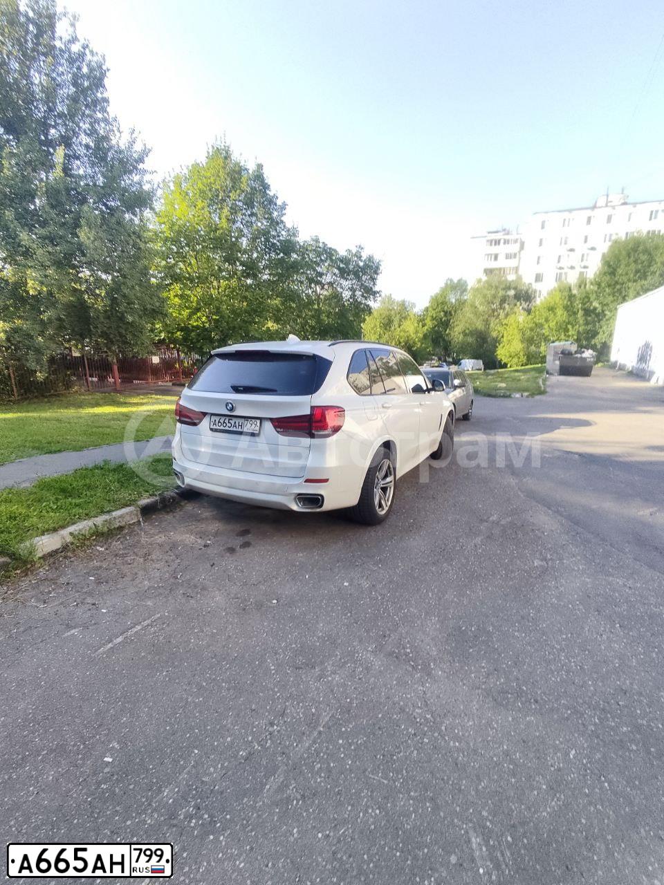 Фото автомобиля BMW X5, 2017 — госномер А665АН799. Цвет: БЕЛЫЙ МЕТАЛЛИК