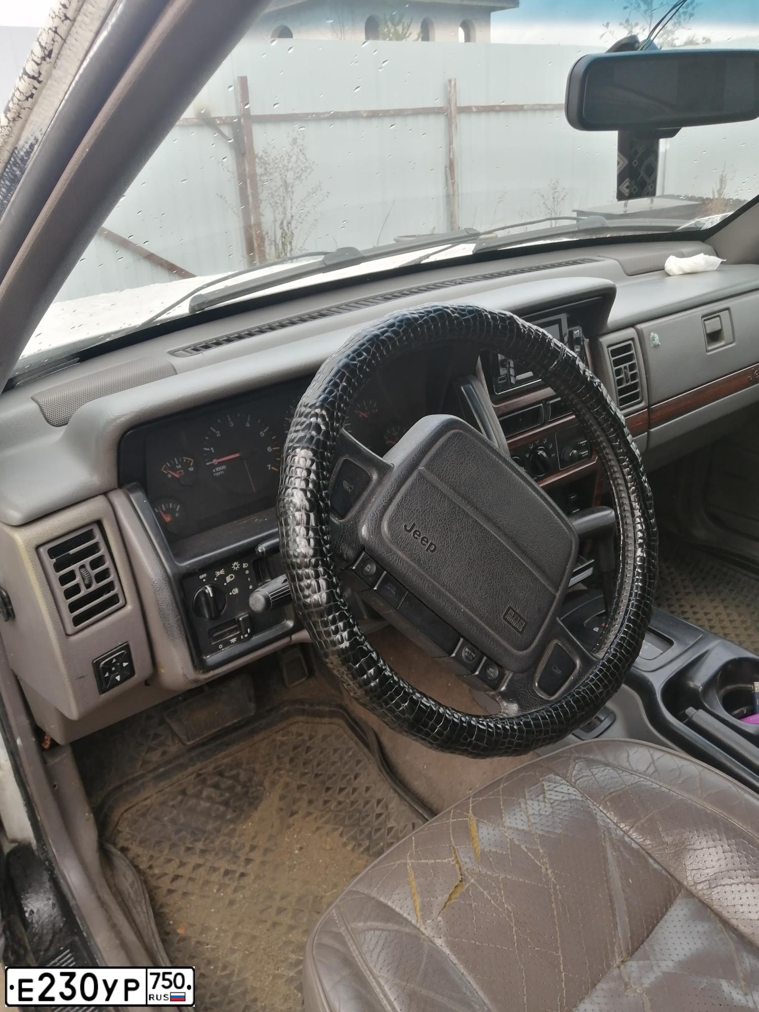 Фото автомобиля JEEP GRAND CHEROKEE, 1994 — госномер Е230УР750. Цвет: ЧЕРНЫЙ