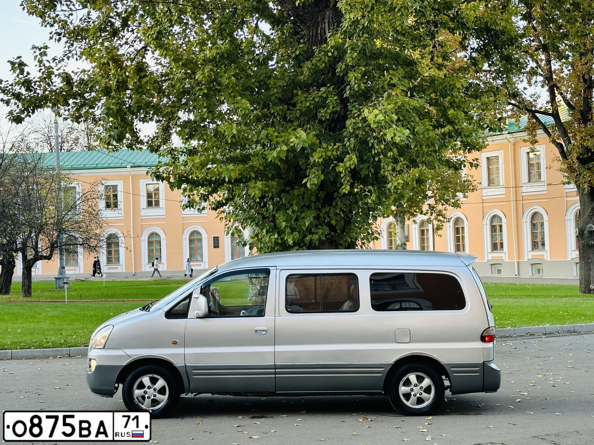Фото автомобиля HYUNDAI H 1/H 100/STAREX, 2004 — госномер Т989УА33. Цвет: СЕРЫЙ