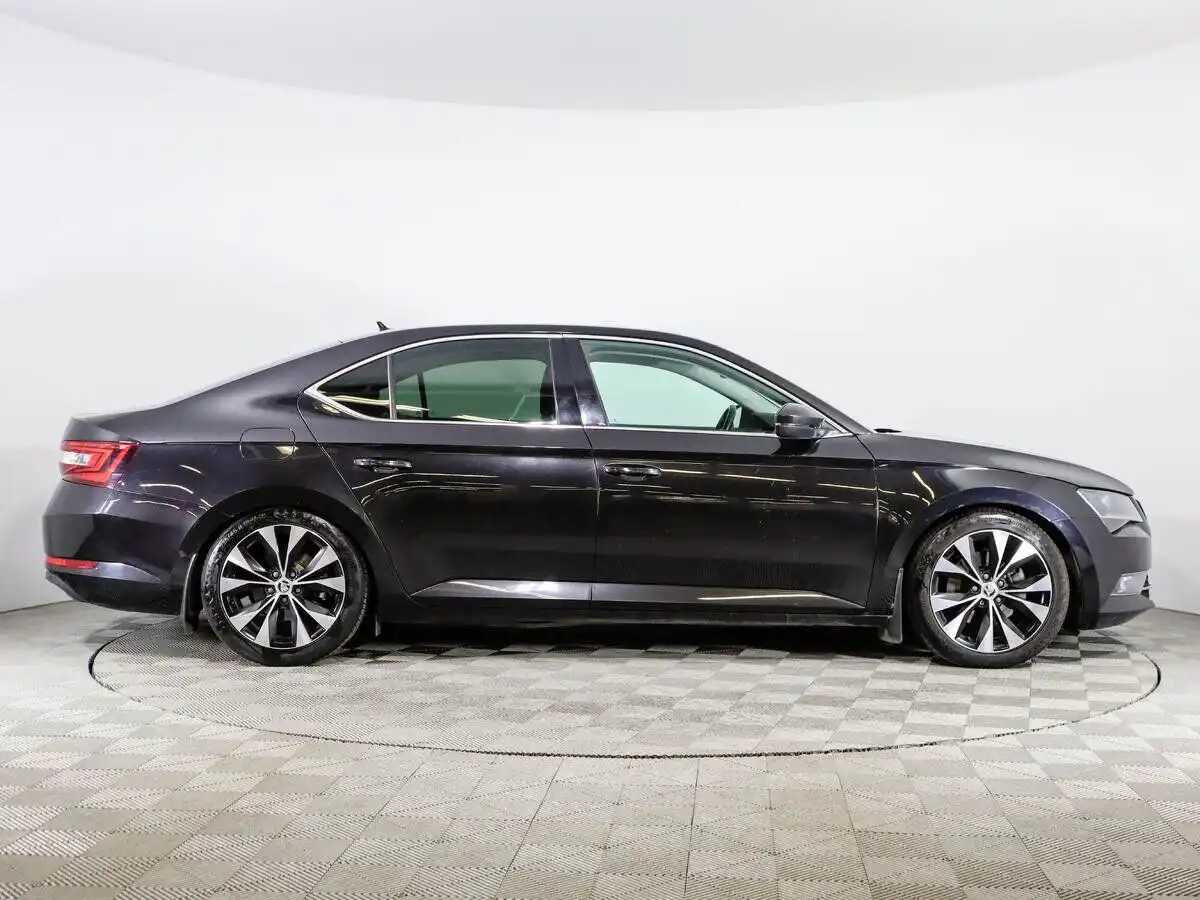 Фото автомобиля SKODA SUPERB, 2016 — госномер Е389РН790. Цвет: ЧЕРНЫЙ