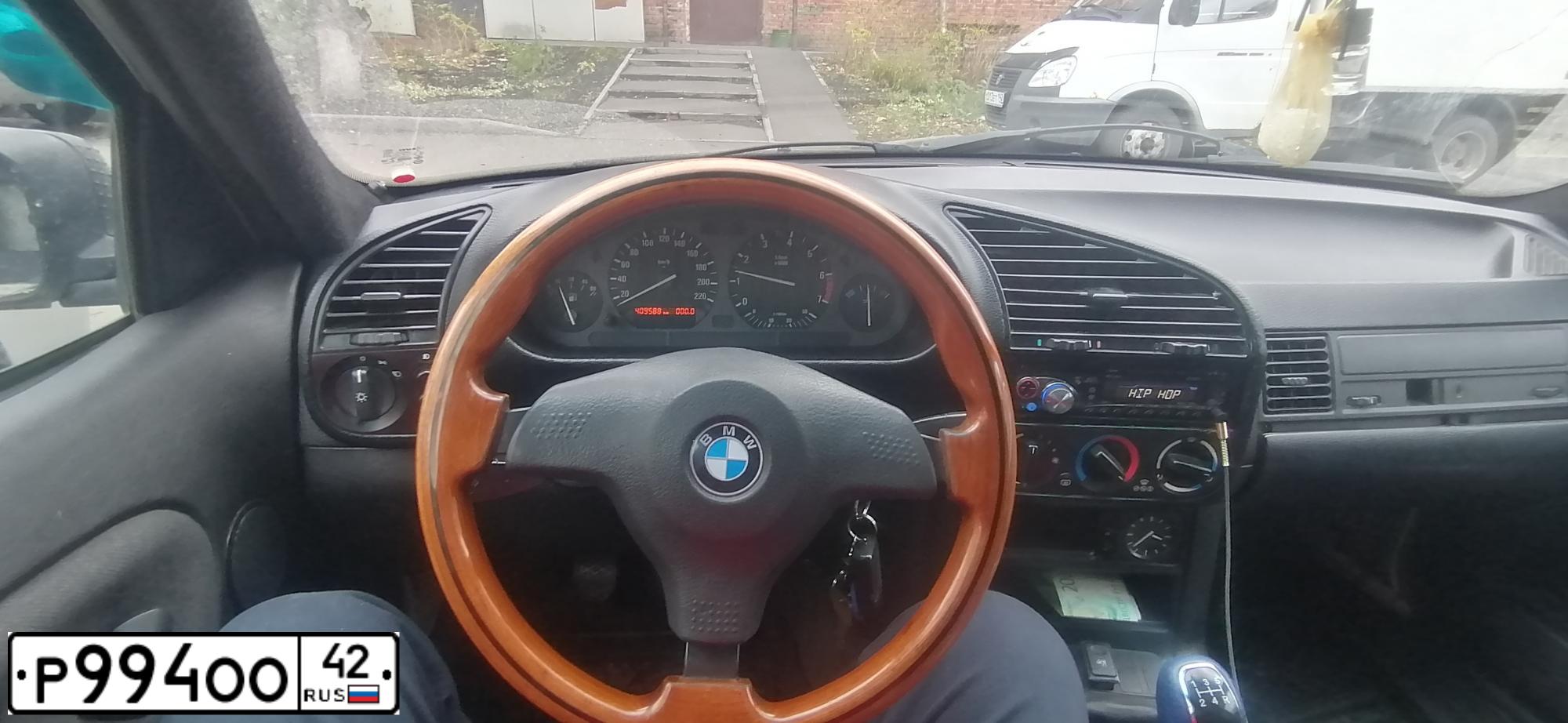 Фото автомобиля BMW SERIE 3, 1991 — госномер Р994ОО42. Цвет: Серебристый