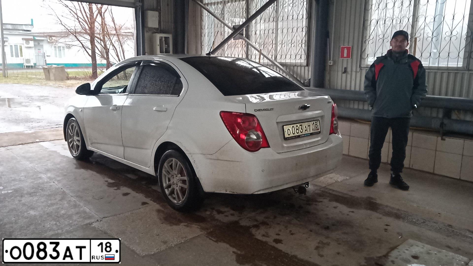 Фото автомобиля CHEVROLET AVEO, 2012 — госномер О083АТ18. Цвет: Белый