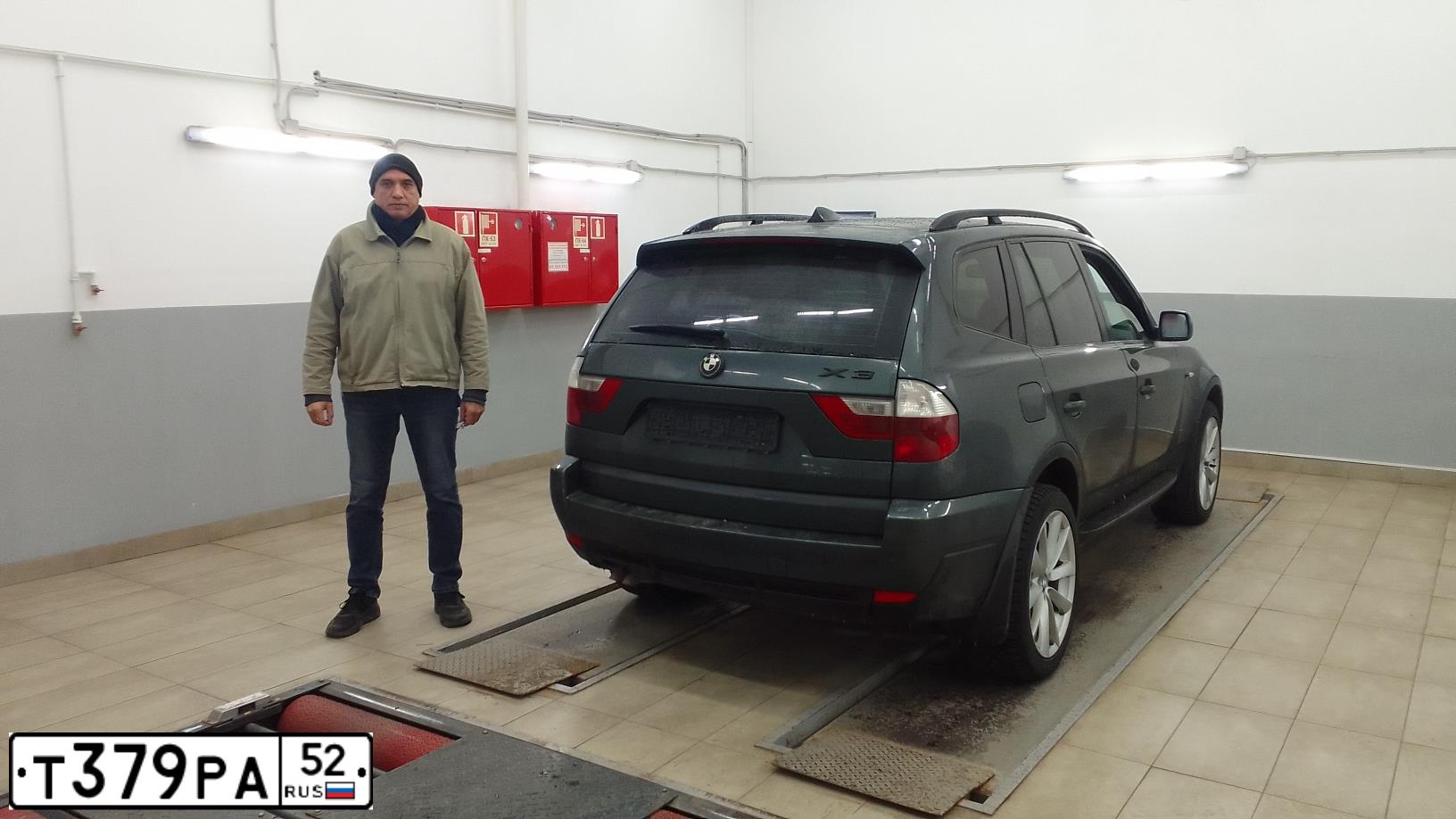 Фото автомобиля BMW X3, 2007 — госномер Е532ОХ156. Цвет: СЕРО-ЗЕЛЕНЫЙ
