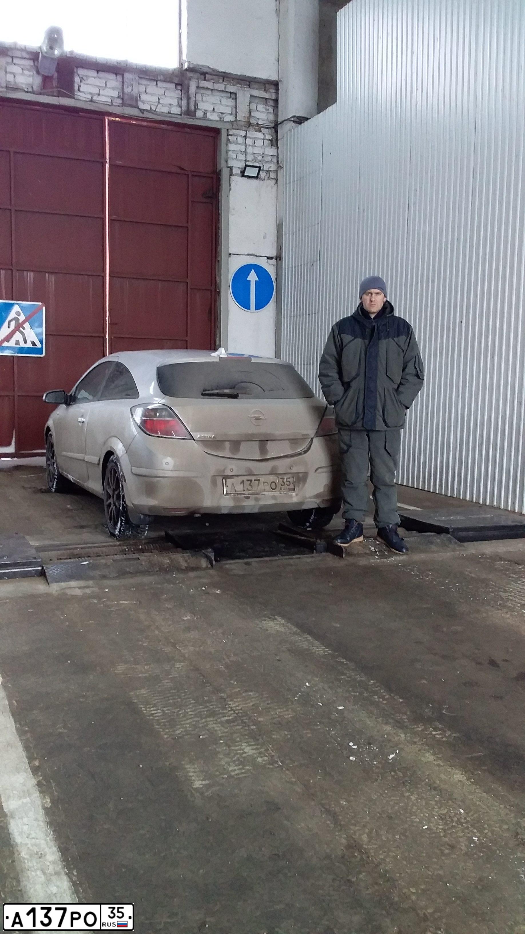 Фото автомобиля OPEL ASTRA, 2008 — госномер А137РО35. Цвет: Серебристый