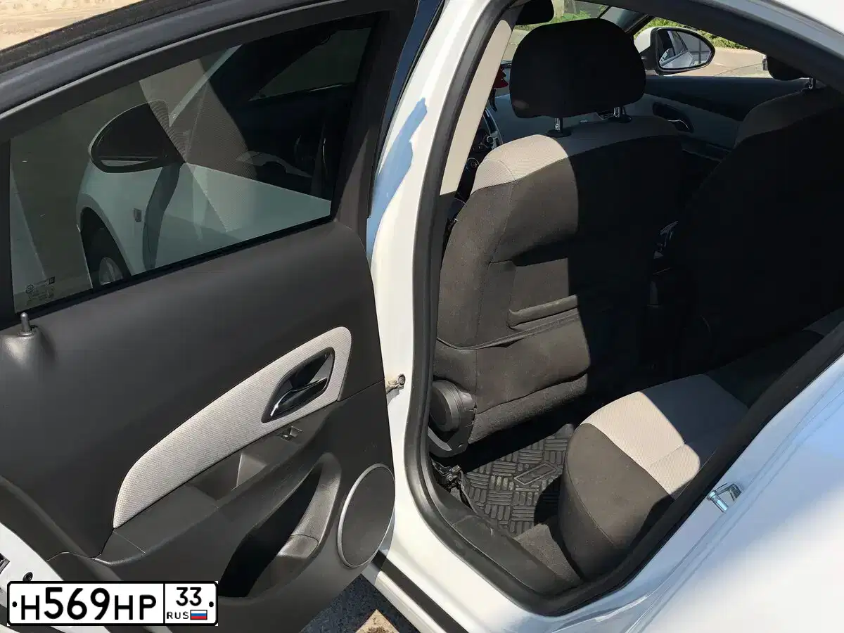 Фото автомобиля CHEVROLET CRUZE, 2013 — госномер В979УЕ750. Цвет: БЕЛЫЙ-ЖЕЛТЫЙ-СЕРЫЙ