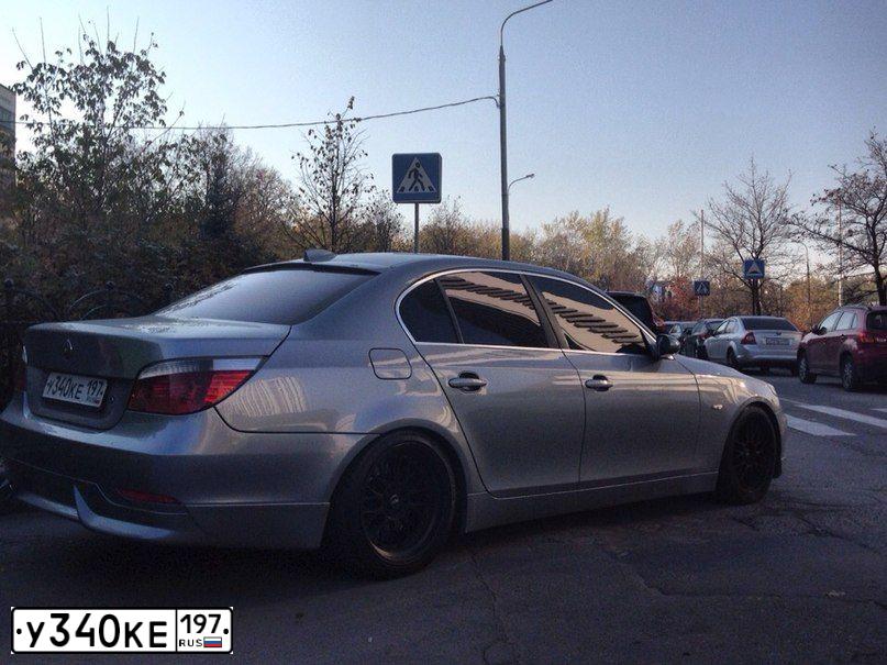 Фото автомобиля BMW 545, 2003 — госномер М853СМ134. Цвет: СЕРЫЙ