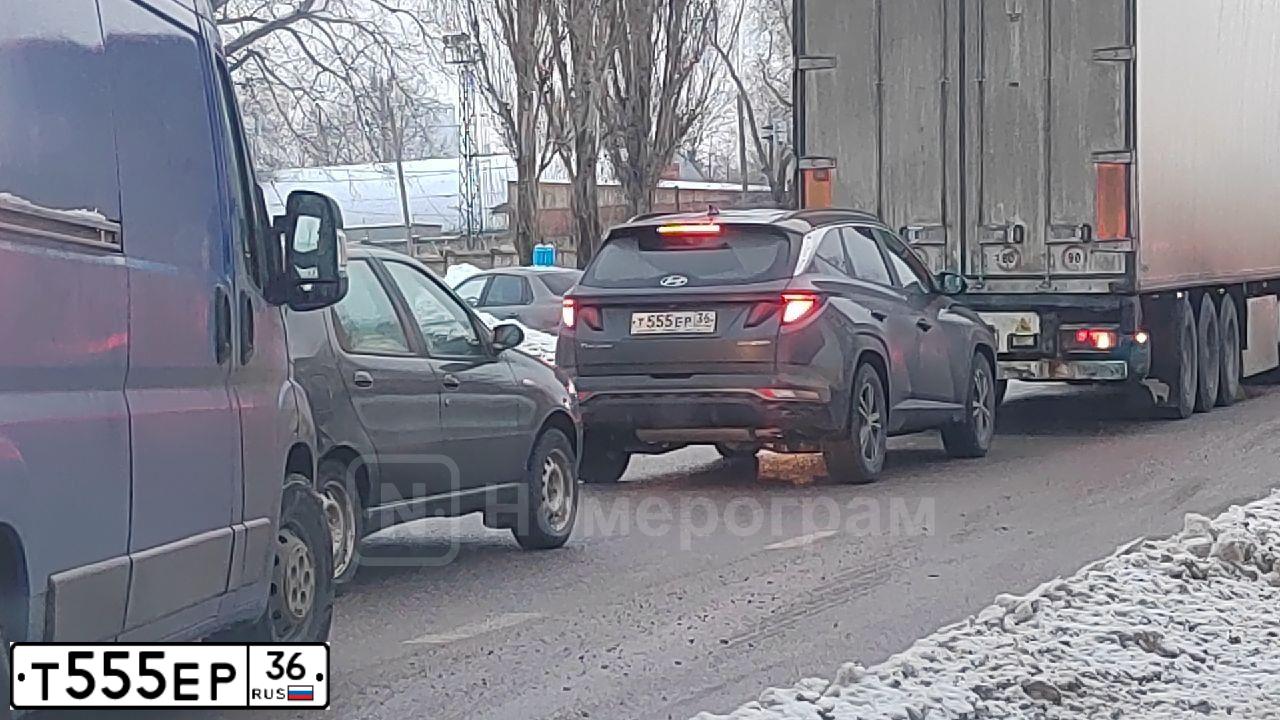Фото автомобиля AUDI A6, 2000 — госномер Т555ЕР36. Цвет: Серый