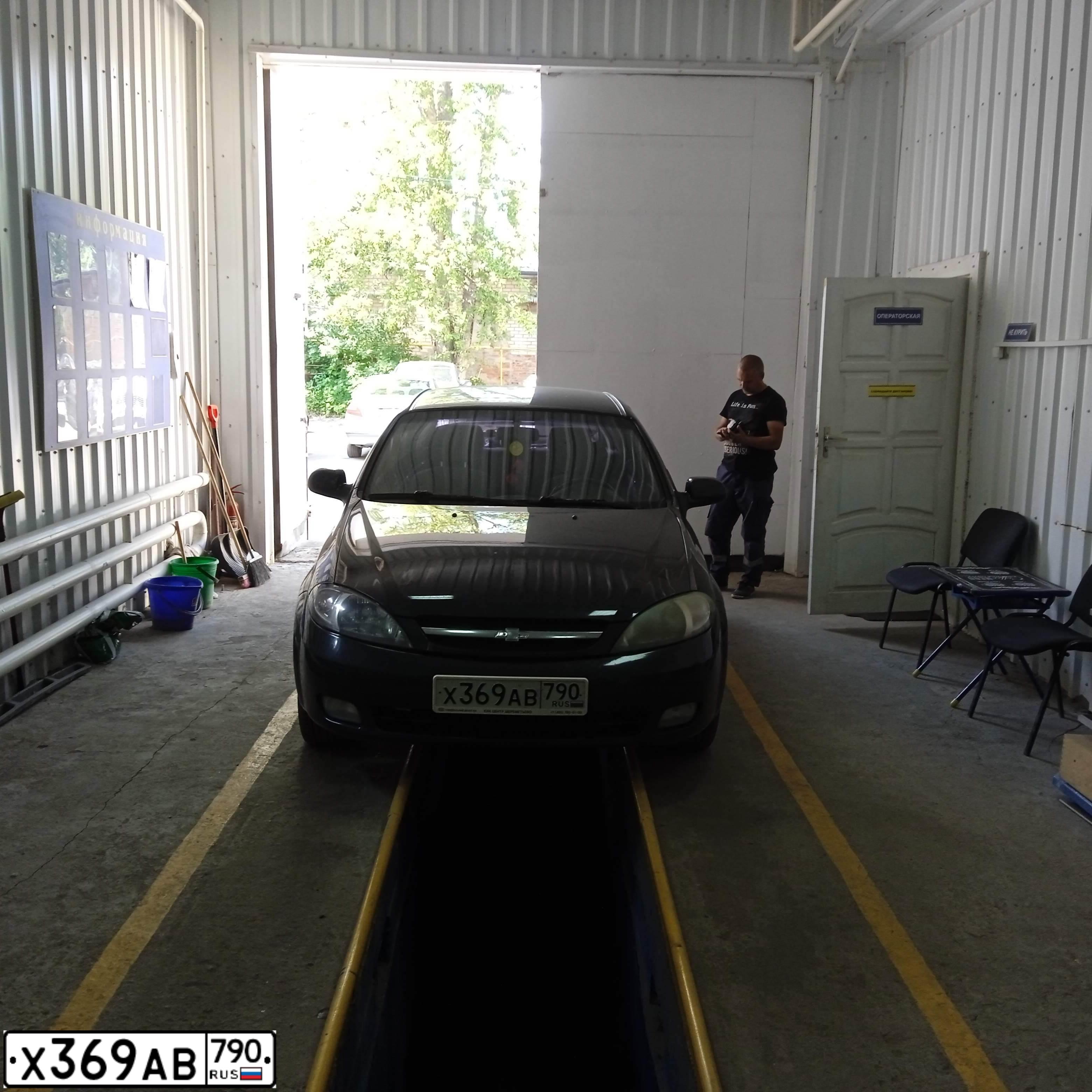 Фото автомобиля CHEVROLET LACETTI, 2008 — госномер С152РО150. Цвет: ЧЕРНЫЙ