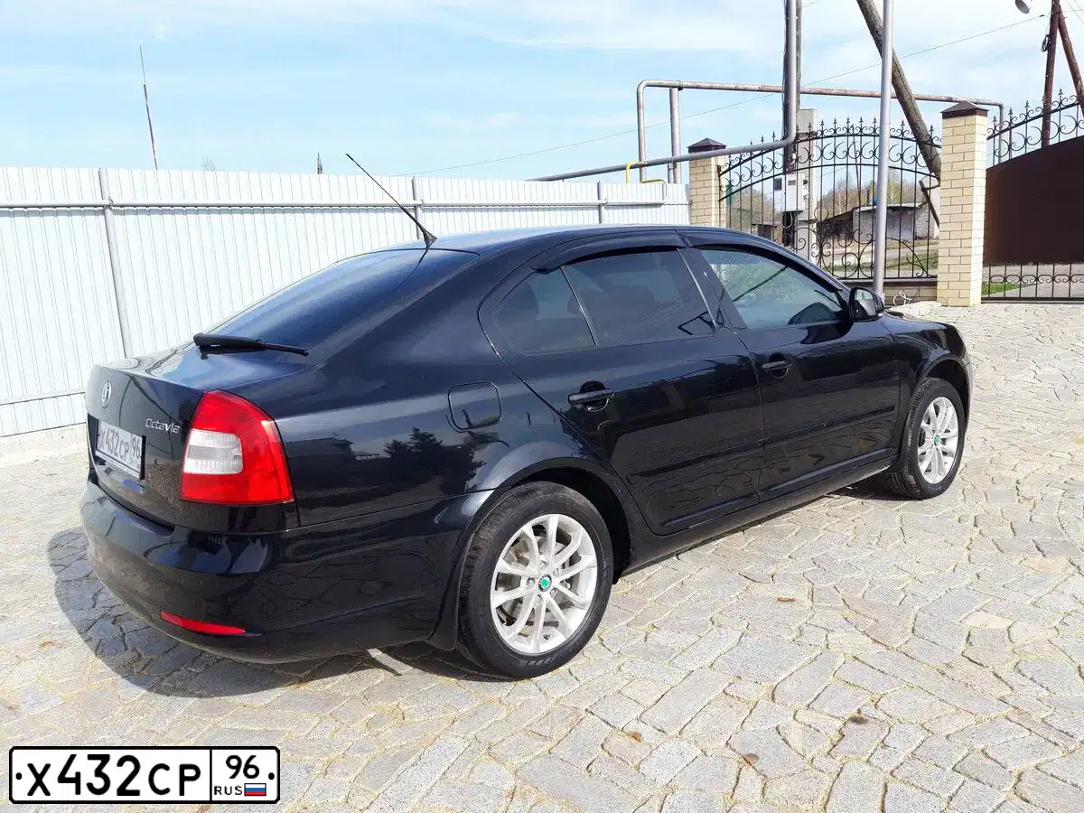 Фото автомобиля SKODA OCTAVIA, 2011 — госномер Х432СР96. Цвет: ЧЕРНЫЙ