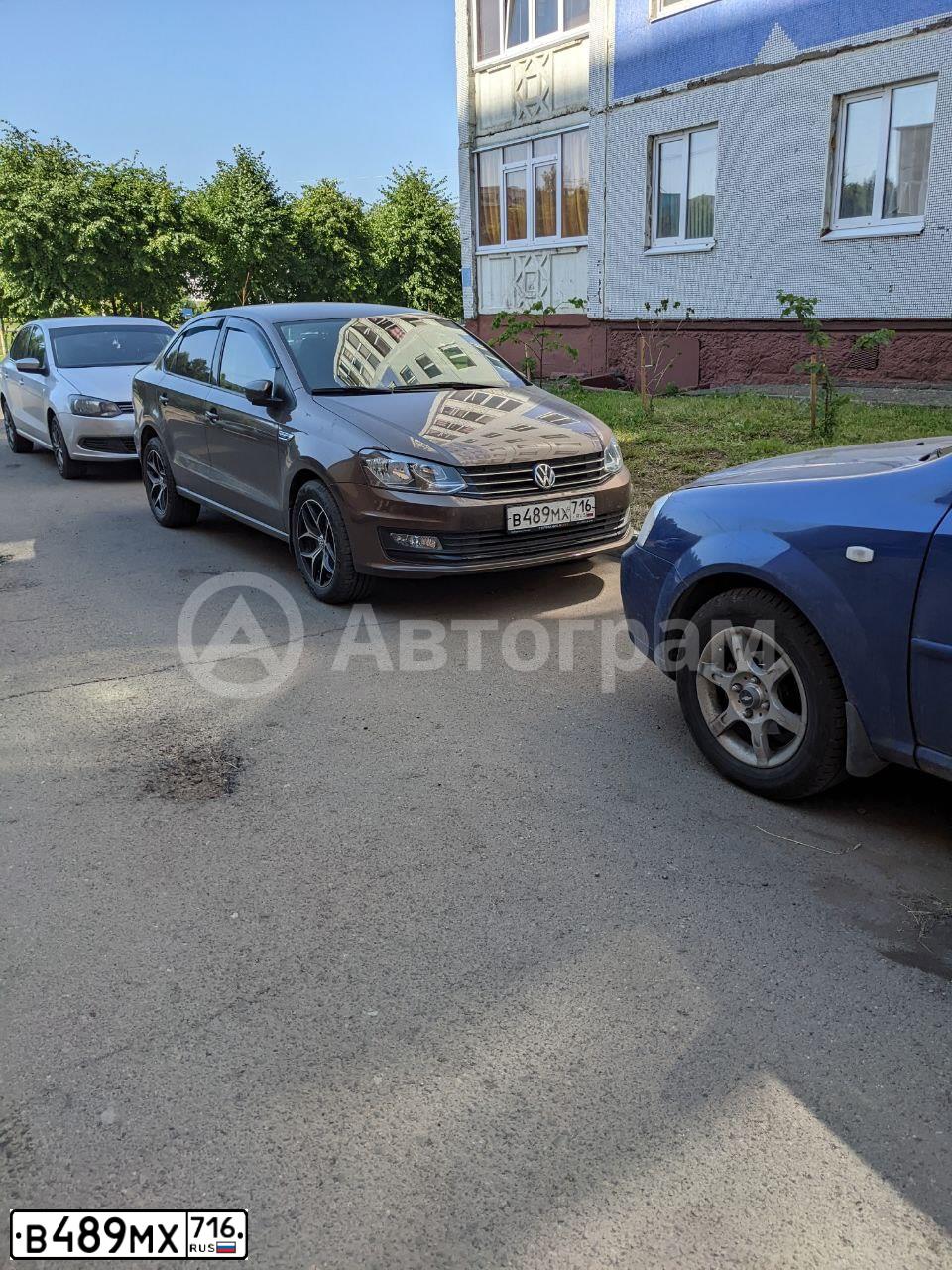 Фото автомобиля VOLKSWAGEN POLO, 2018 — госномер О682МС716. Цвет: Коричневый