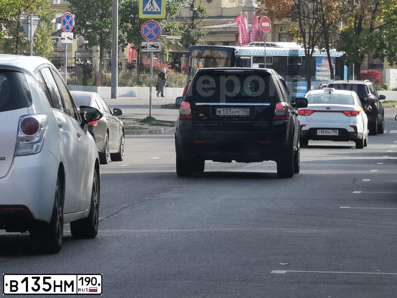Фото автомобиля LANDROVER FREELANDER, 2011 — госномер В135НМ190. Цвет: синий