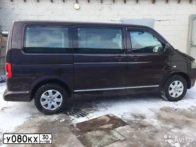 Фото автомобиля VOLKSWAGEN CARAVELLE, 2012 — госномер У080КХ30. Цвет: Коричневый