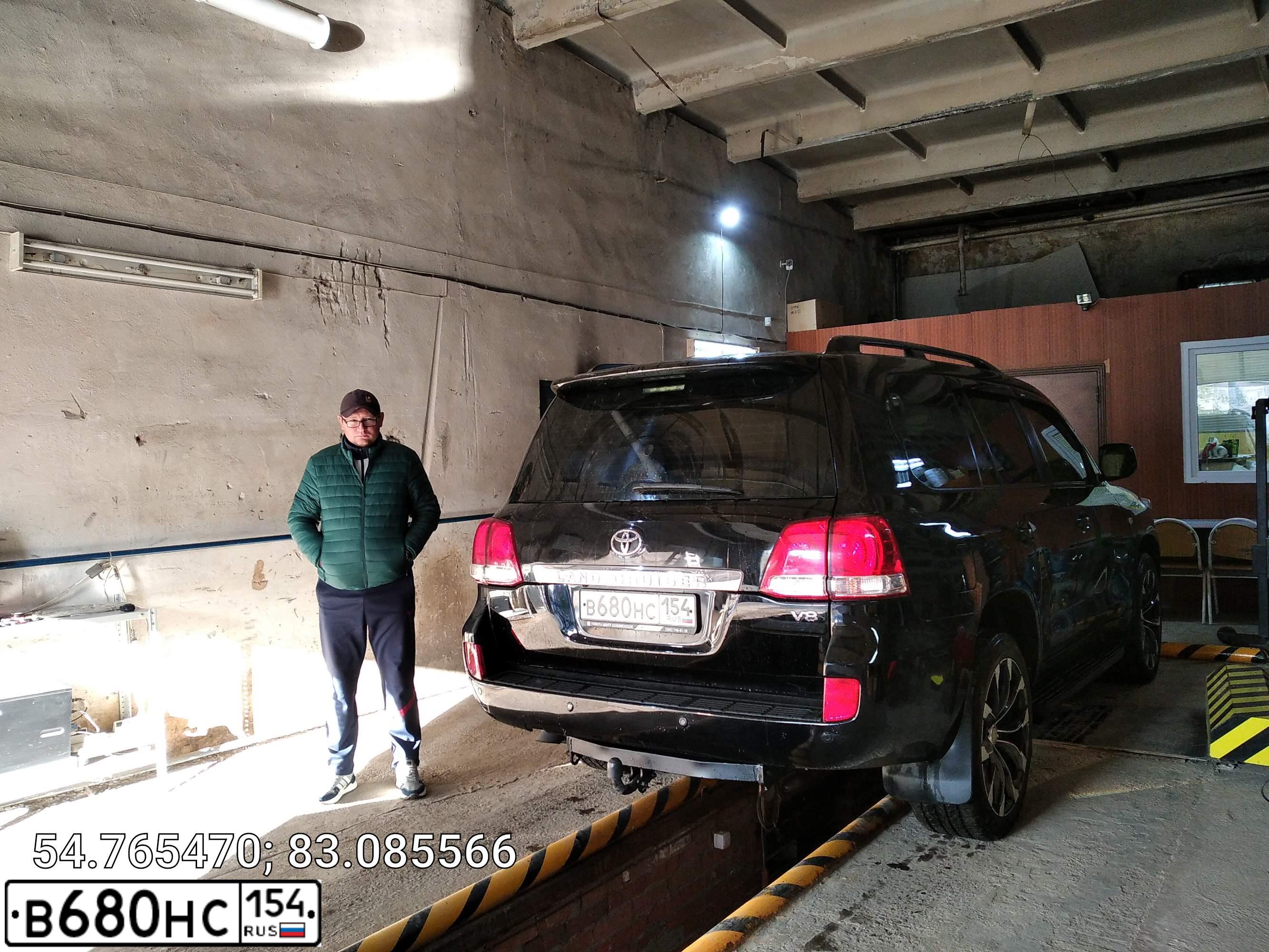 Фото автомобиля TOYOTA LANDCRUISER 200, 2009 — госномер Е690ВС41. Цвет: ЧЕРНЫЙ
