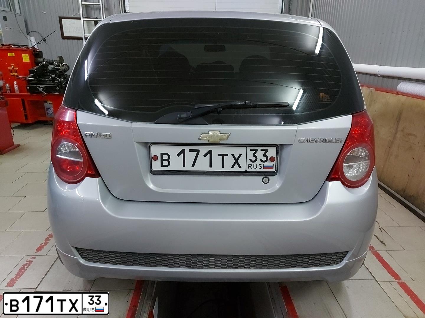 Фото автомобиля CHEVROLET AVEO, 2010 — госномер В171ТХ33. Цвет: СЕРЕБРИСТЫЙ