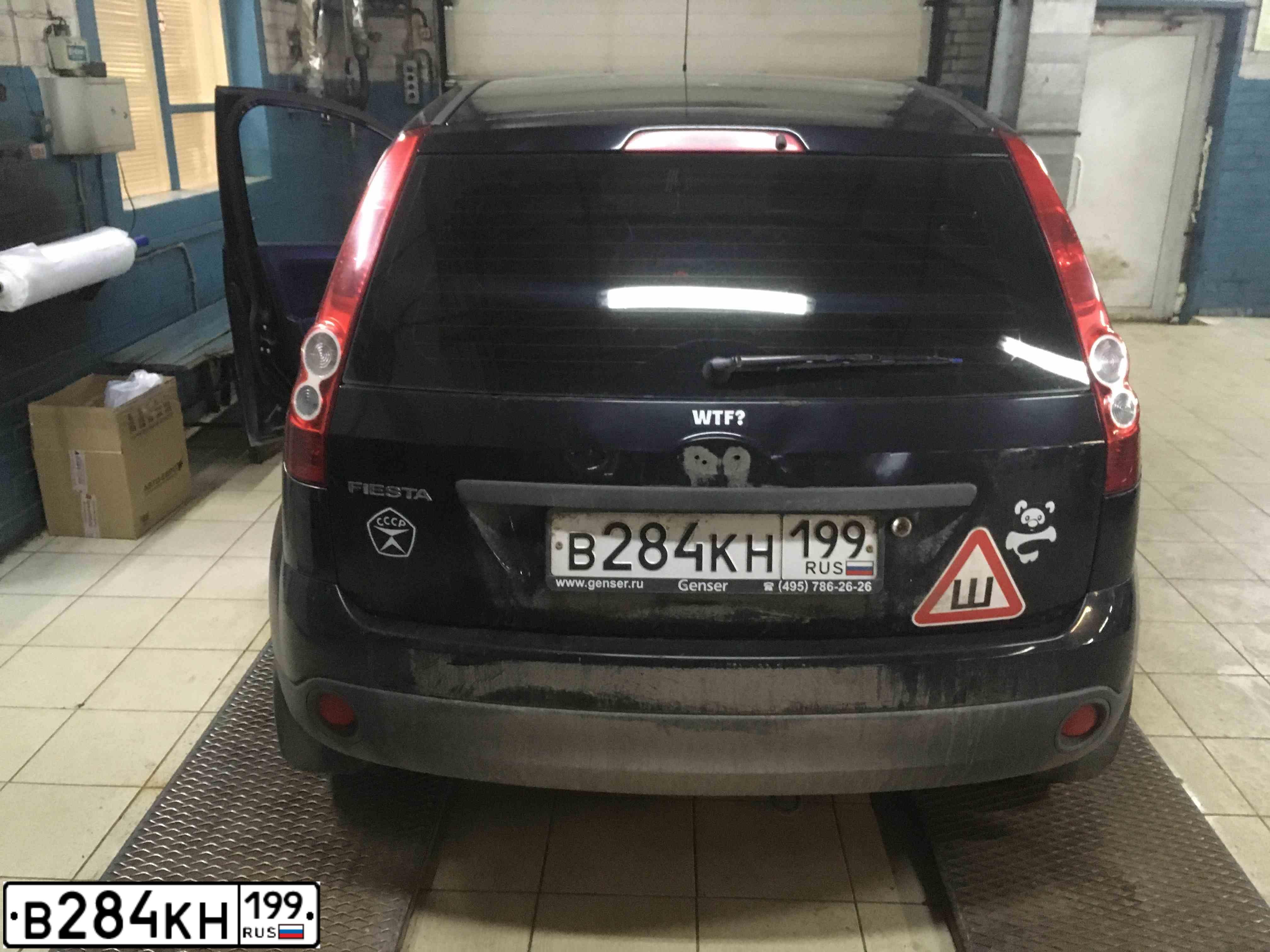 Фото автомобиля FORD FIESTA / ASPIRE, 2008 — госномер В284КН199. Цвет: ЧЕРНЫЙ