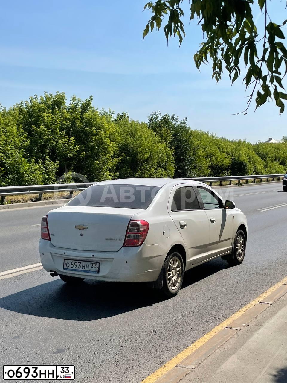 Фото автомобиля CHEVROLET COBALT, 2013 — госномер О693НН33. Цвет: БЕЛЫЙ