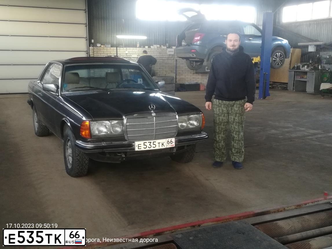 Фото автомобиля MERCEDES E-KLASSE, 1980 — госномер Е535ТК66. Цвет: ТЕМНО-КОРИЧНЕВ.